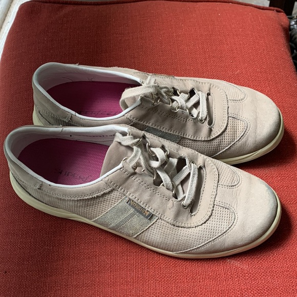 Mephisto Runoff Sneakers, woman’s size 7.5, beige leather and suede. - Picture 2 of 9